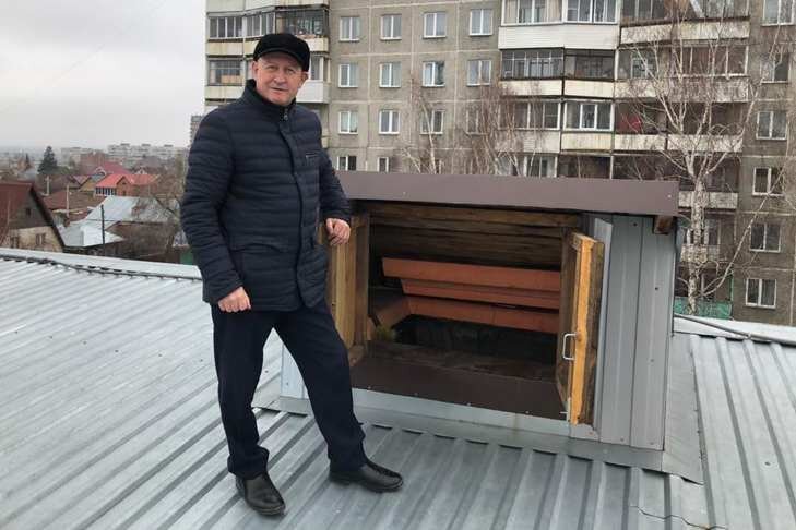    Михаил Брагин на крыше центра общения глухих ДК «Радуга». Фото Новосибирское РО ВОГ