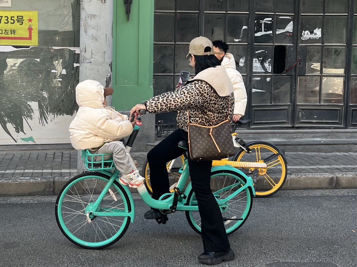 Пеструю одежду редко увидишь на богатых китаянках