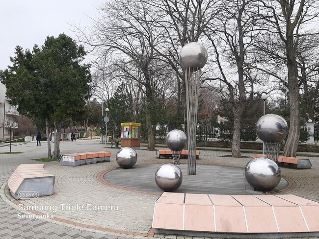 Зимой фонтаны спят..