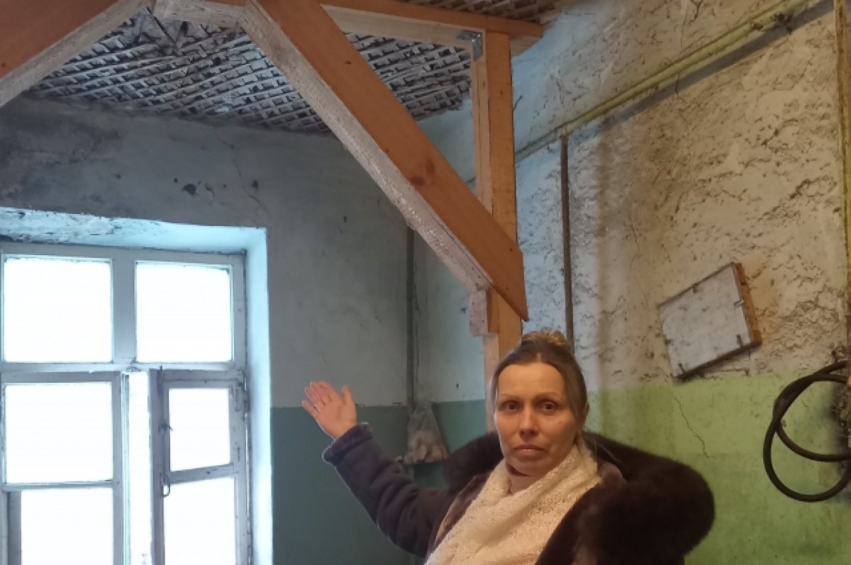    По всему дому стоят подпорки, чтобы потолок не обрушился. Жильцы со страхом ждут приближения весны – смена температур может окончательно подкосить ненадёжное здание...