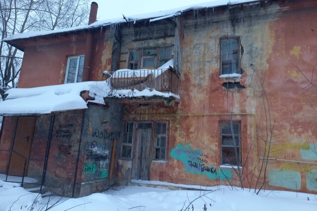    В этом году у дома юбилей — 70-летие. Уже мало кто помнит, что строились эти дома из шлакоблоков как временное жилье для работников завода САМ. Фото: АиФ-Рязань