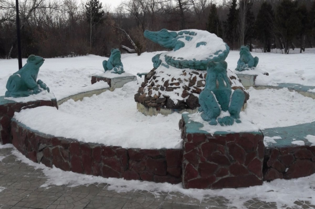    Пять лягушек и крокодил.