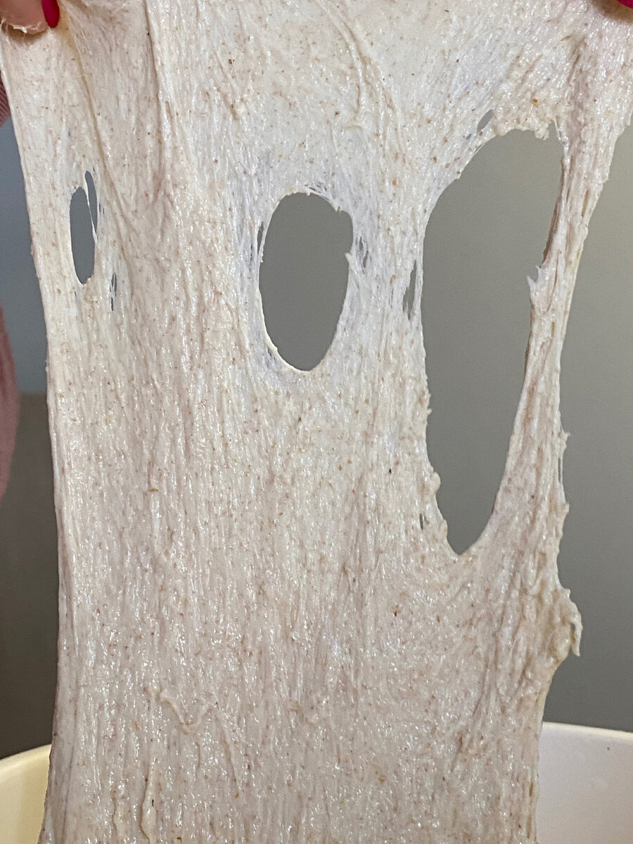 Вот такое тесто получается. Вот они глютеновые окна. Тут я поэксперементировала и добавила в тесто цз муку.