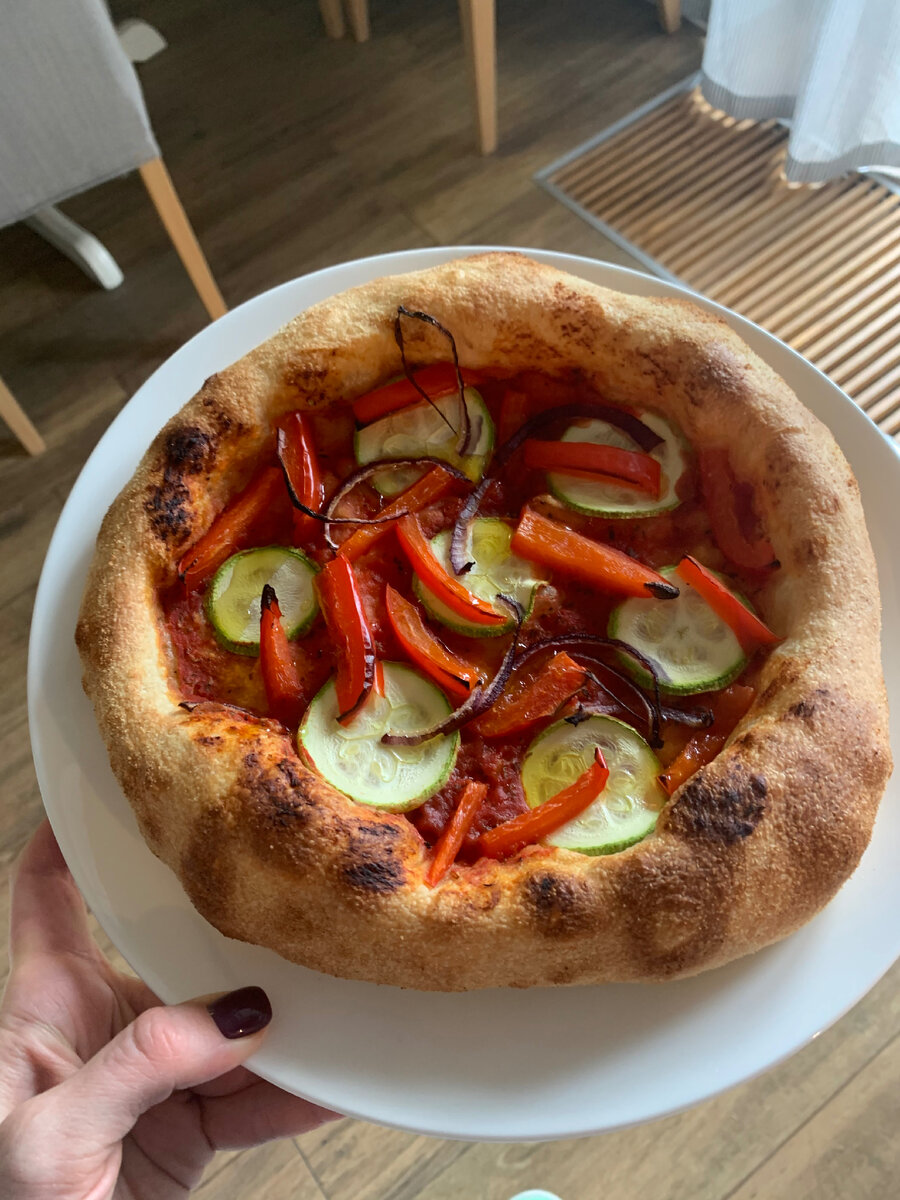 Пицца с кабачками, сладким перцем и луком. Тут получилась большая корочка. Я пекла первый раз и не учла, что в корочке много пузырей, которые увеличивают корочку дважды. 