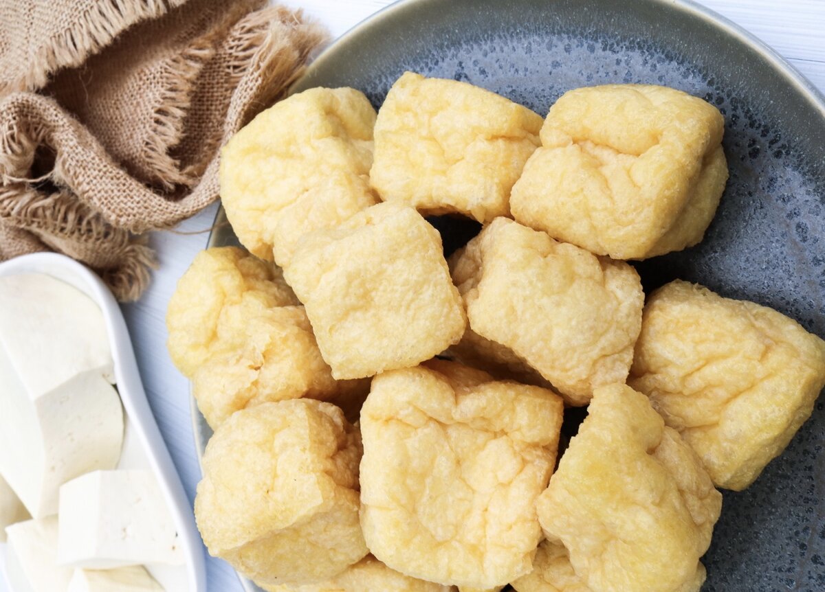 На фото: жареный тофу.