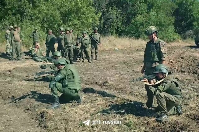    Мотострелковый полк, где служил Евгений Груздев и продолжает нести службу Темирлан Абуталимов в августе 2023 г. получил почётное наименование "гвардейский". Фото: скриншот из телеграм-канала RT на русском