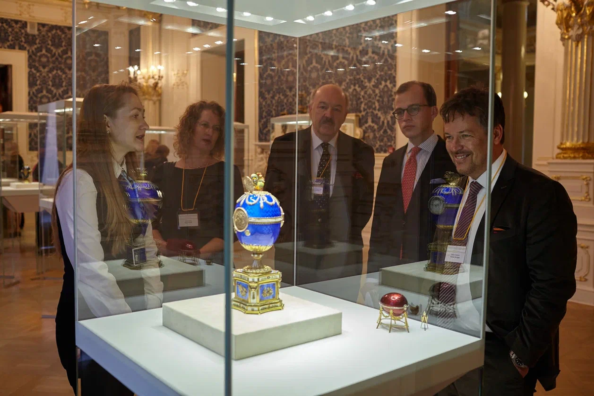 Экскурсия в Музее Фаберже. Витрина с пасхальными яйцами Варвары Базановой-Кельх. Синяя гостиная.