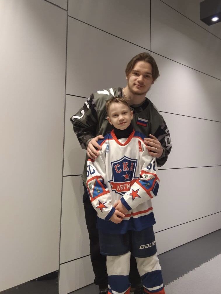 Андрей с Василием Подколзин, нападающий команды НХЛ «Ванкувер Кэнакс»