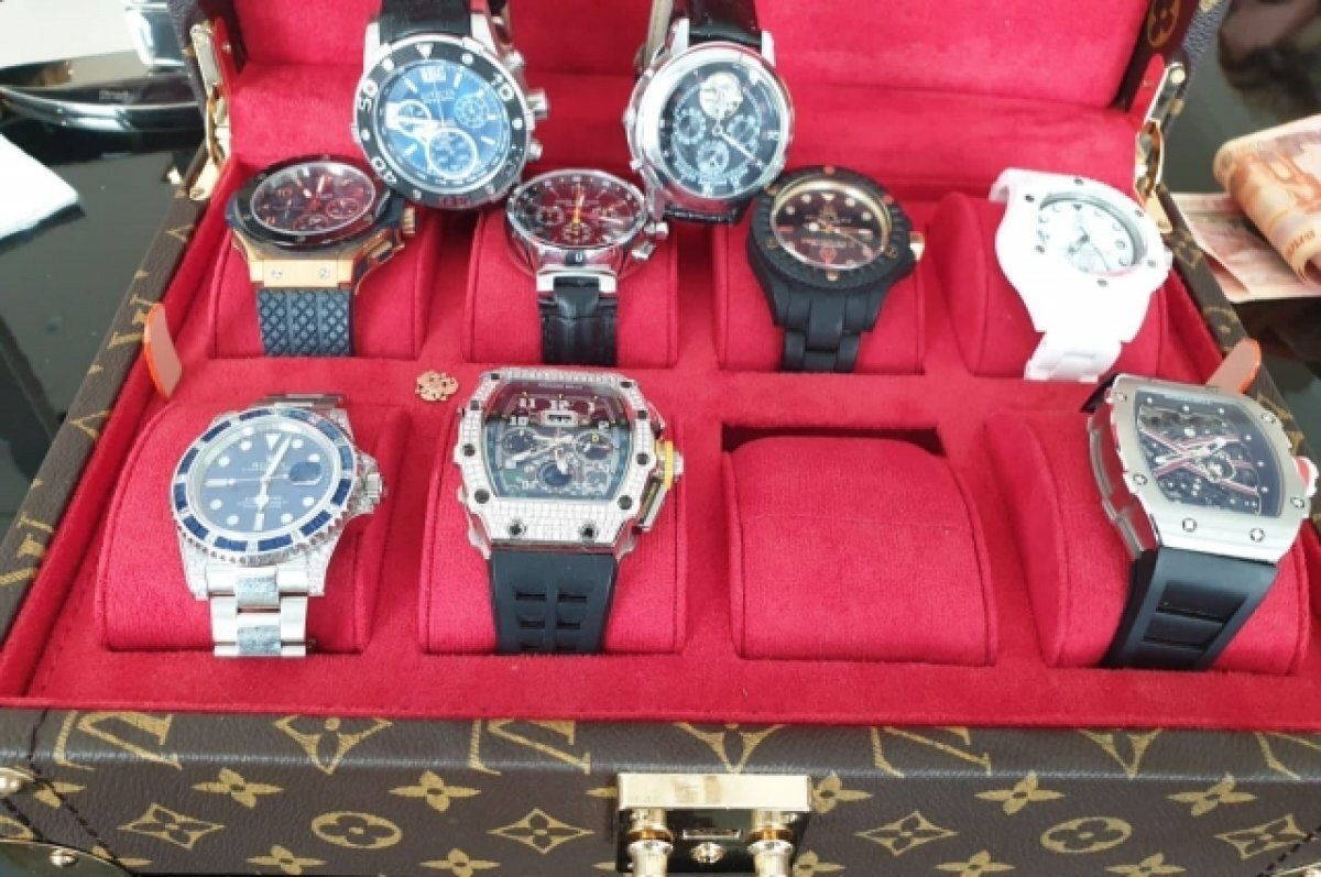    Коллекция часов бывшего главврача Романа Лифенко.