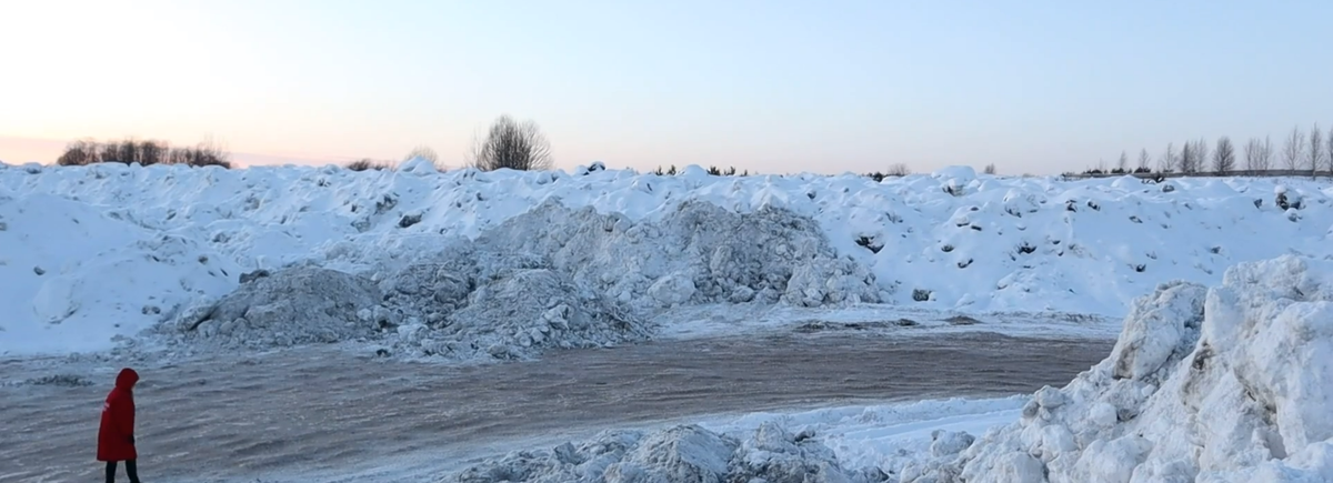 Грязные комья, ветки, наледь с дорог - все это свозится на территорию около кладбища незаконно!