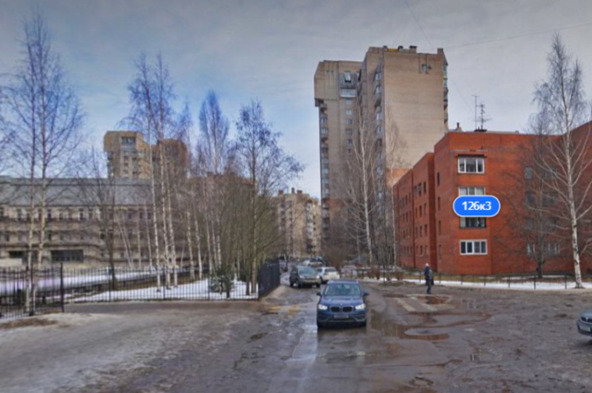    ЧП случилось у въезда в гимназию №622.