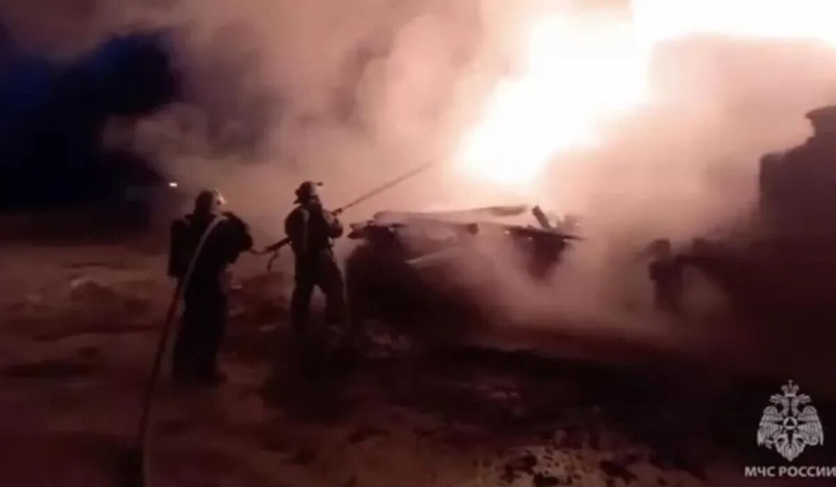 Пожарные тушат огонь. Источник: ria.ru Автор фото: Пресс-служба МЧС