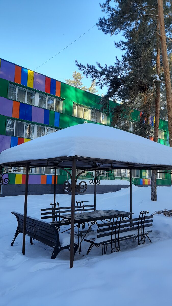 Один из корпусов, беседка. Фото автора.