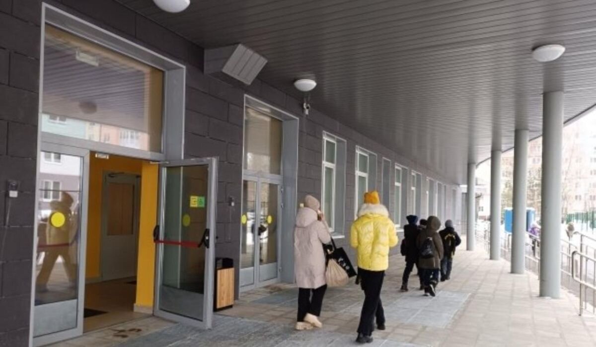     Дети выходят из Школы. Источник: nn.aif.ru Автор фото: Анна Сингосина