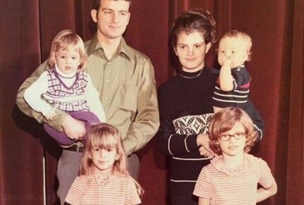 Какая же Синди Кроуфорд умница, что не удалила свою родинку. Это "метка красоты" стала её изюменкой и пропуском в рай воротил. Из звездных моделей у неё пожалуй единственной были сразу мозги.-4