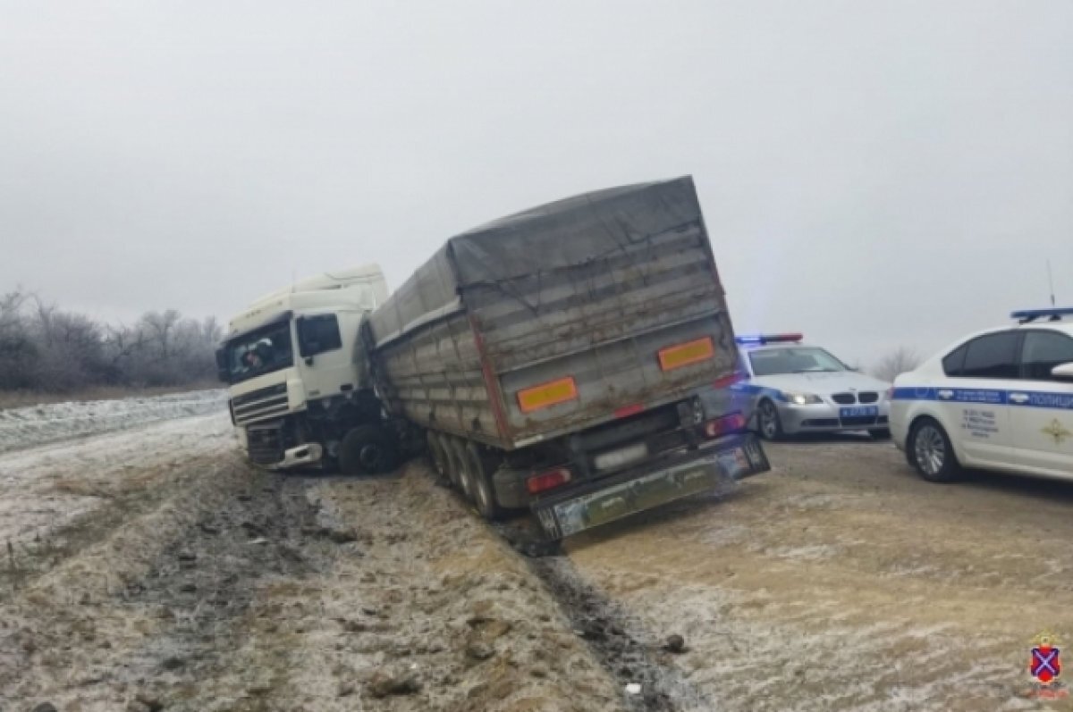    Жесткое столкновение грузовиков под Волгоградом унесло жизнь водителя