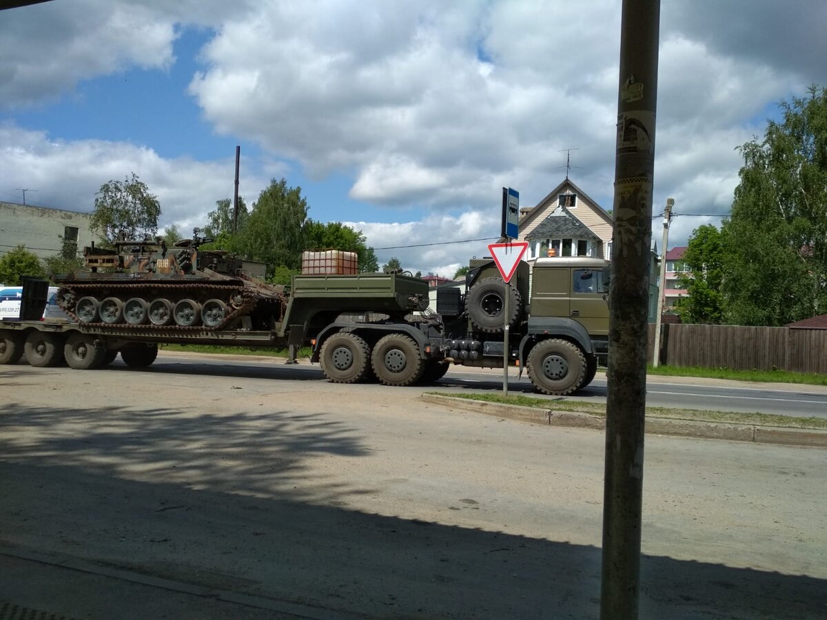В Ярославской области,Большом селе была замечена перевозка военной техники. Всего было два тягача.В следующей статье напишу про второй.
