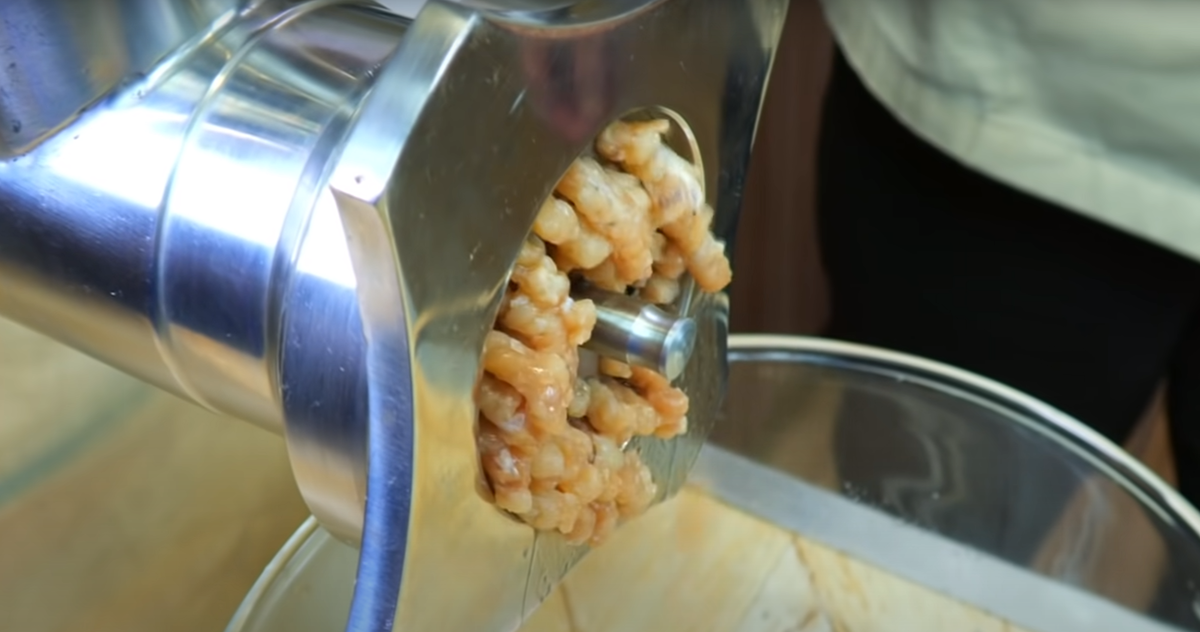 Измельчить феле щуки в мясорубке