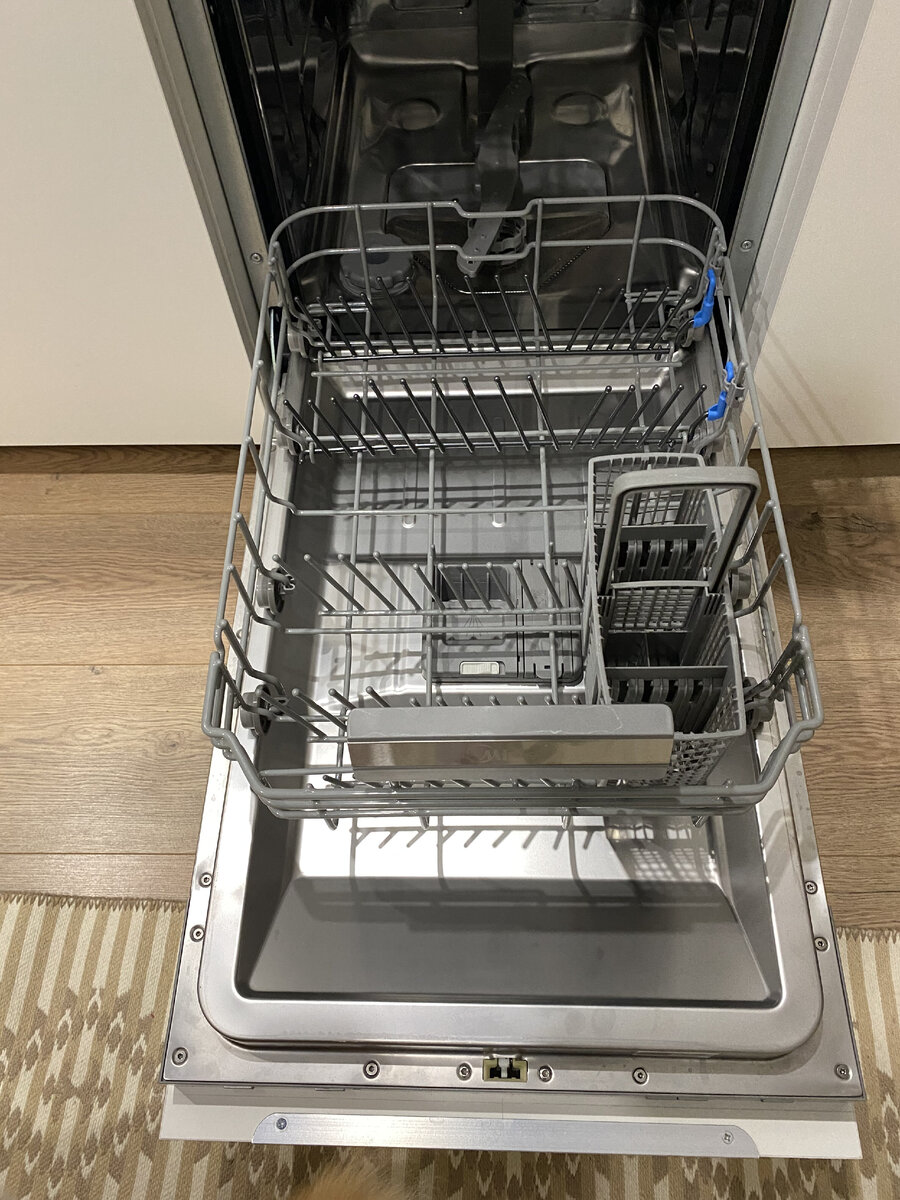 Пример как не стоит загружать посудомоечную машину, если вы хотите, чтобы всё отмылось