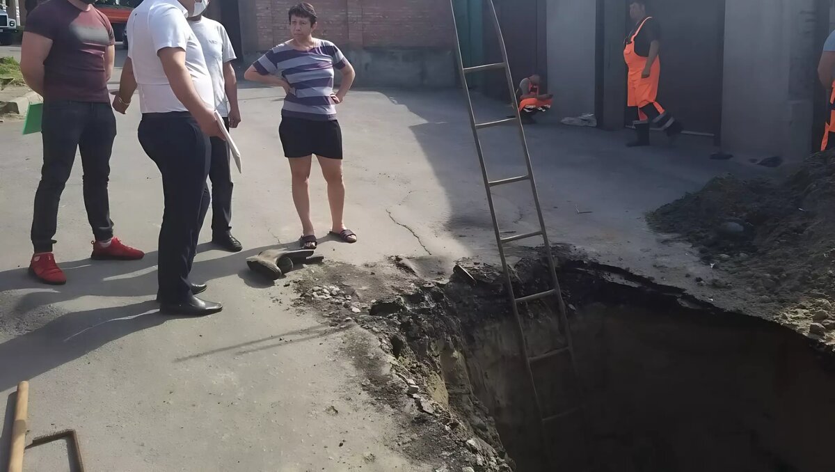     Погода — один из главных факторов проблем с дорогами, о причинах плачевного состояния дорожного покрытия в интервью «РБК Ростов» рассказал глава городской управы Алексей Логвиненко.