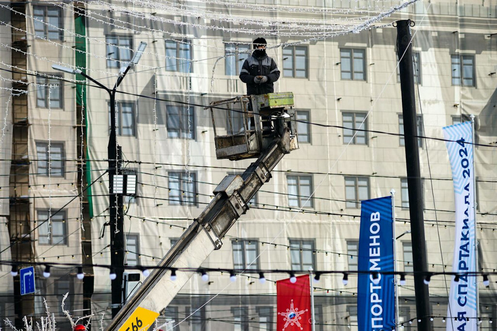 Мойщица машин на высоких каблуках рачком оттопырила попку склонившись маленькой грудью к капоту