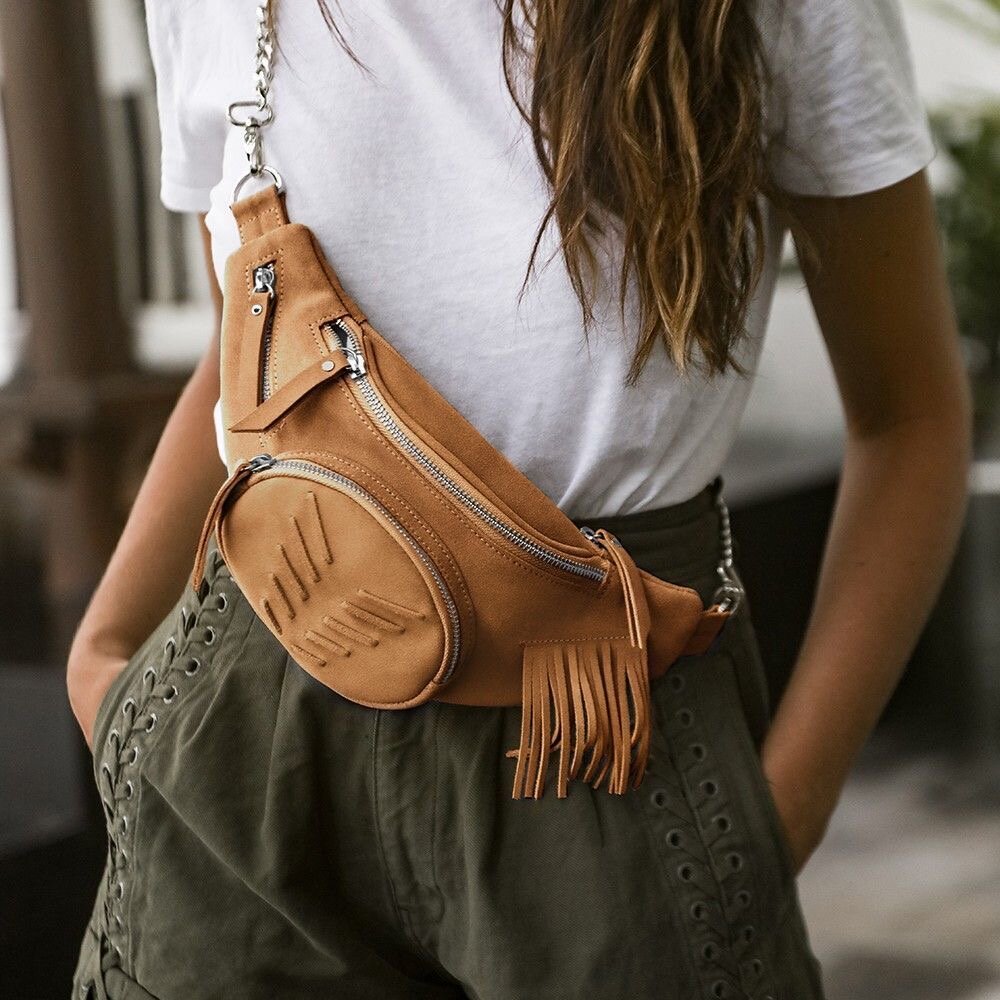 ​​ПОЯСНАЯ СУМКА
Это must have лично для меня! Можно использовать как аксессуар для дополнения к образу, при этом очень удобный и функциональный. Руки свободны и вещи в надежном месте)))
История создания и интересные факты о поясных сумках читаем ниже⬇
Ее авторство, если не брать в расчет средневековые кожаные омоньеры и сумки с шатленами, приписывают Мельбе Стоун. Этот аксессуар, как пишут многие исследователи моды, появился в 1962 году, и — что символично — в Австралии: говорят, что Стоун на его создание вдохновило кенгуру. Впрочем, что-то подобное было за 10 лет до первой сумки Мельбы: еще в 1952 году издание Sports Illustrated в статье «Рождество по почте» предлагало своим читателям заказать «легкую кожаную сумку» из Австрии, в которой лыжники, выходя на склон, хранили банку воска и ланчбокс.
Но даже если изобретение принадлежит Стоун, ему все равно было суждено погрузиться в небытие на 20 лет: современники, как это часто бывают, не оценили дизайнерский изыск предприимчивой австралийки. Вновь поясная сумка в модном фокусе появилась лишь в 80-х годах, но и тогда она мало кому понравилась: модные редакторы заклеймили «уродливый» аксессуар и носить категорически не рекомендовали. Впрочем, туристам той эпохи было все равно. Путешественники носили на поясе деньги и документы, что в чужом городе позволяло меньше переживать о карманниках.
Худо-бедно поясная сумка продержалась до середины 90-х годов, влюбив в себя всех рейверов эпохи, а затем вновь отправилась собирать пыль на антресоли.
Робкими шагами этот аксессуар стал возвращаться в уже в нулевых. 10 лет назад свой вариант давно забытого, но очень полезного аксессуара представила Миучча Прада: ее сумка, как водится, была сшита из нейлона. Шесть лет назад — Риккардо Тиши в Givenchy. Шаг за шагом, подиум за подиумом, и поясная сумка становится самым популярным аксессуаром, без которого моду 2018 года представить сложно.
Популярности аксессуара способствовали трендсеттеры, большая часть которых – из числа миллениалов и представителей поколения Z. С поясной сумкой на талии регулярно мелькают Кендалл Дженнер, Белла Хадид, целый сонм «ангелов» Victoria's Secret и даже Сара Джессика Паркер — самая большая поклонница «хулиганской элегантности».
Секрет ее популярности в наши дни довольно прост: поясная сумка все еще выглядит артефактом из 90-х годов, то есть чем-то, что носили наши родители в ту романтично-противоречивую эпоху. Ее легко сравнить со значками, тамагочи и вкладышами из упаковки жвачки Love Is: поясная сумка позволяет прикоснуться к той эпохе даже тем, кто застал ее по касательной.
Что касается конкретных инструкций с чем носить и как сочетать поясную сумку, их нет. Самый главный совет: носите ее не только на бедрах, но и выше — на талии или даже на груди наискосок, пропустив ремешок сумки за спиной. В руках, наверное, все же не стоит — иначе зачем вообще эта сумка появилась, если не для нашей свободы.