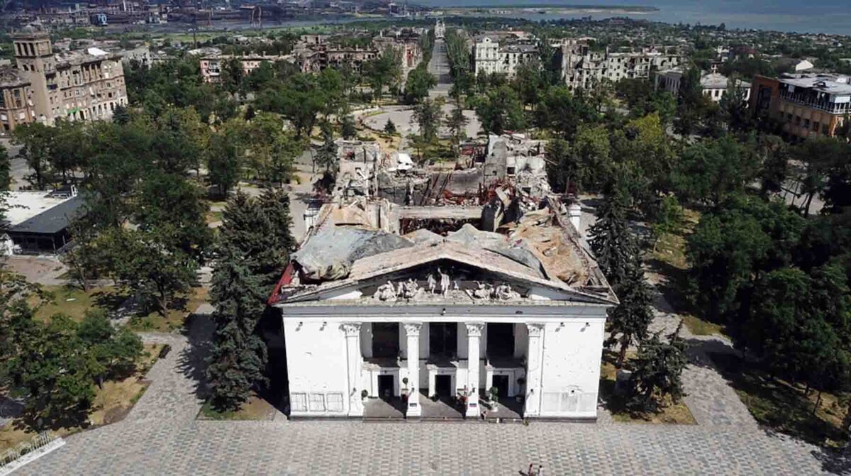    Разрушенное здание драматического театра в Мариуполе / Фото: РИА Новости / Павел Лисицын