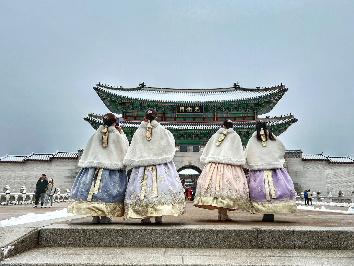 Девушки а ханбоках на фоне дворца Кёнбоккун. Фото автора 