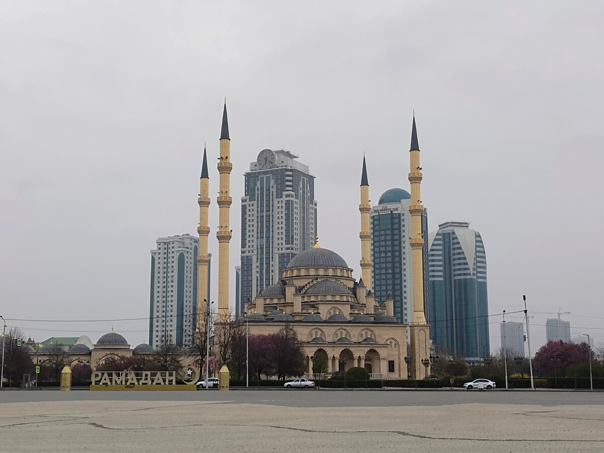 В центре Грозного: вид на мечеть "Сердце Чечни" и комплекс "Грозный-сити"