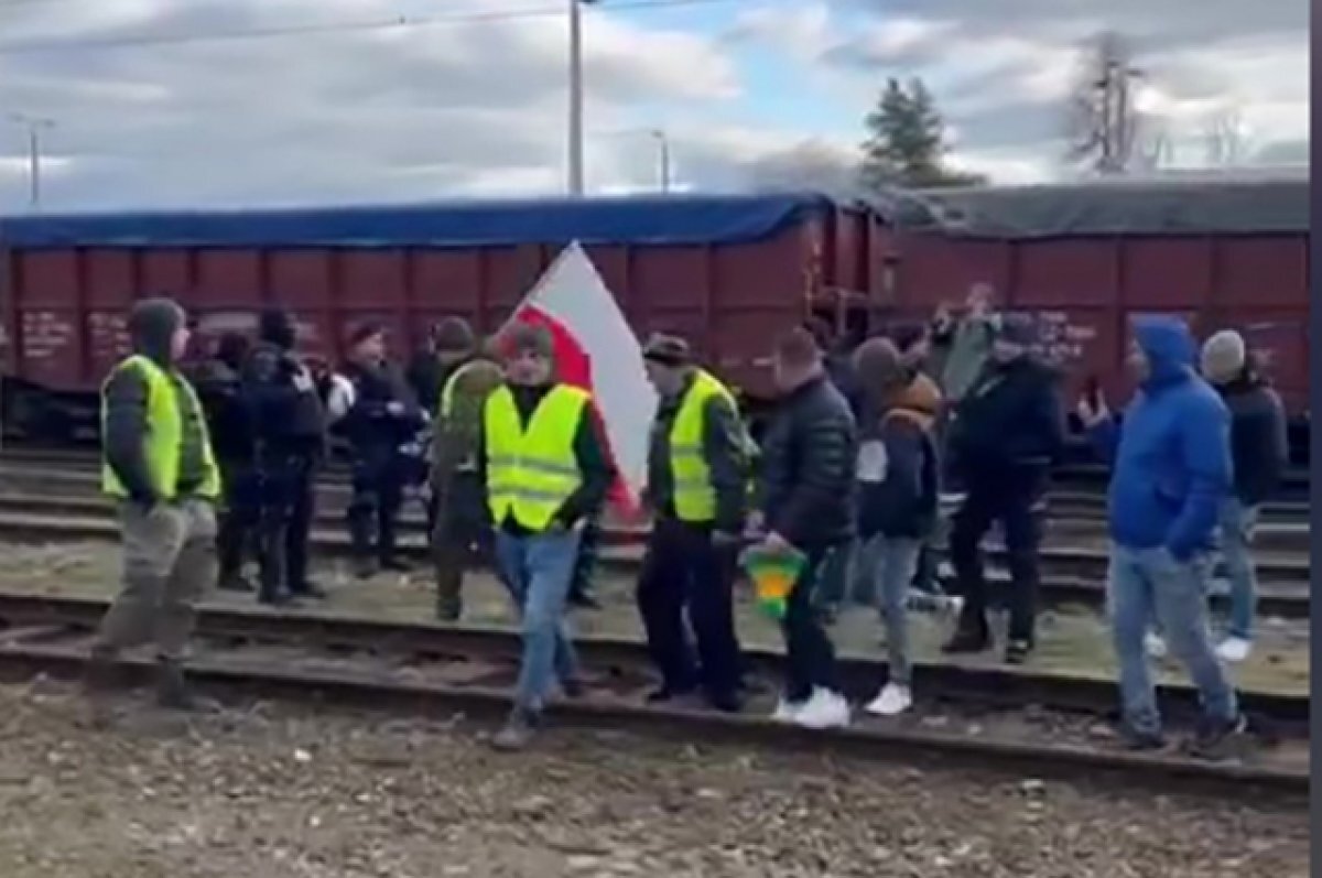    Польские фермеры высыпали два вагона кукурузы у границы с Украиной