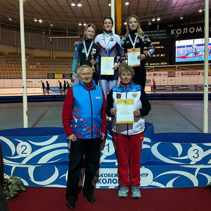 
Василиса Брюханова (слева) на серебряной ступеньке пьедестала почета