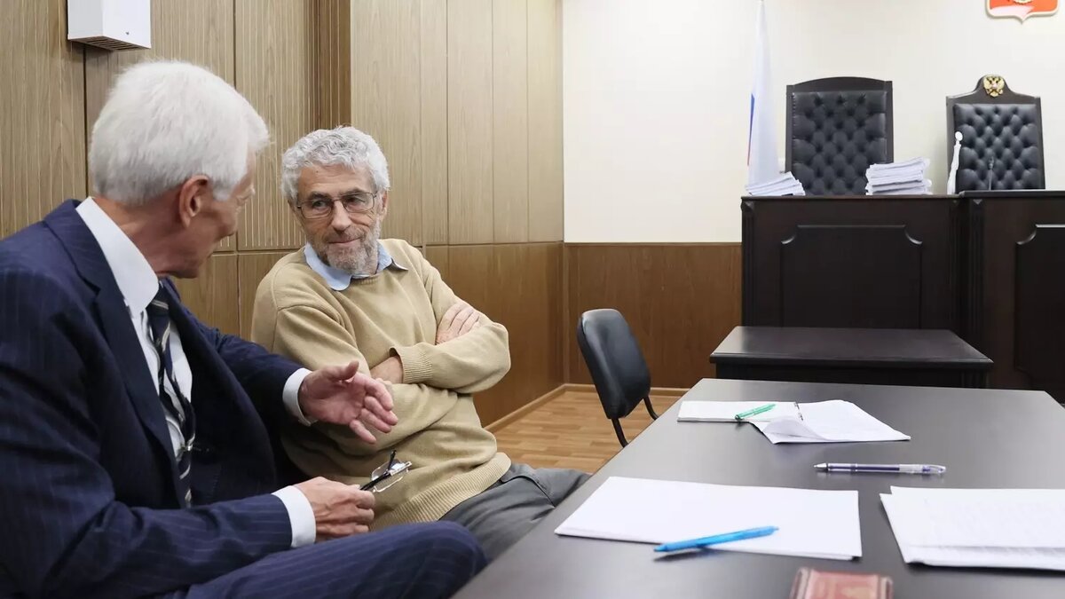 Леонид Гозман, включенный в реестр СМИ-иноагентов, и его адвокат Михаил Бирюков (справа налево) во время рассмотрения административного протокола в Тверском районном суде. Фото: Сергей Савостьянов/ТАСС