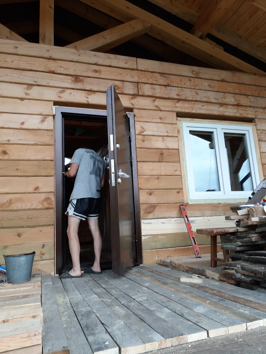 Дверь на месте, а вот половина окон в нашем доме еще не стоит..