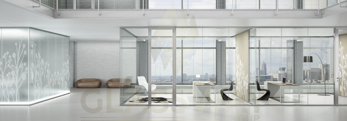 Они находят свое применение в различных сферах деятельности. В офисах бескаркасные перегородки помогают создать отдельные рабочие зоны, кабинеты или комнаты для совещаний. Они позволяют эффективно использовать пространство и обеспечивают изоляцию от шума, сохраняя при этом открытость и световой поток. 
