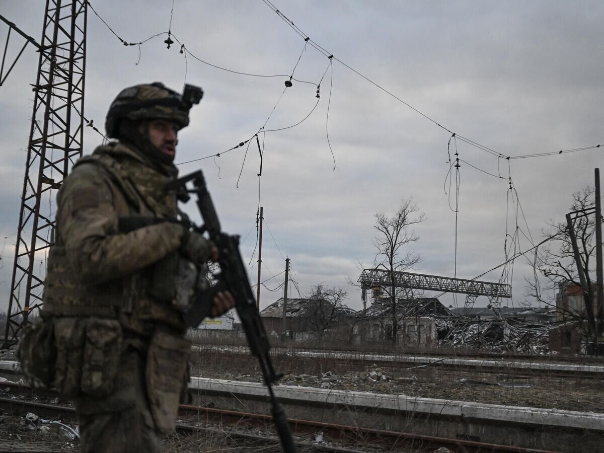    Военнослужащий Центрального военного округа на территории освобожденной Авдеевки© РИА Новости / Станислав Красильников
