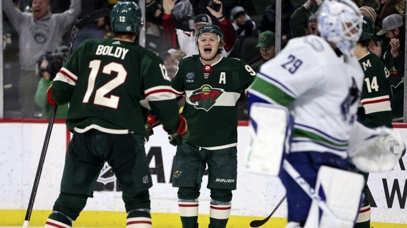     Нападающие «Миннесоты» Мэттью Болди и Кирилл Капризов, голкипер «Ванкувера» Кейси Десмит AP Matt Krohn