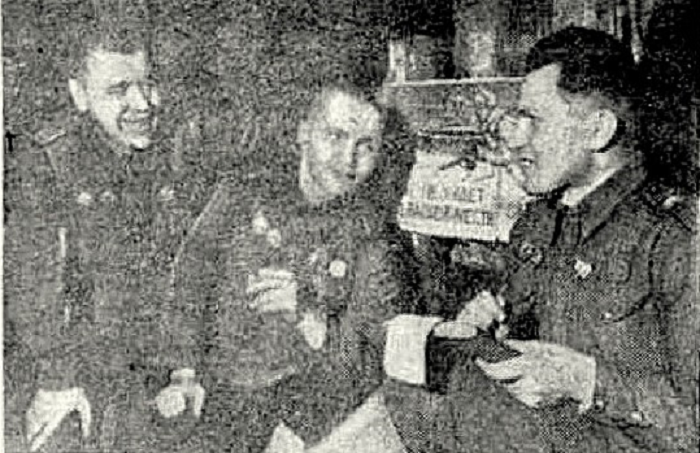 Снайперы Дементьев и Щербаков со своим учителем Шмониным Александром