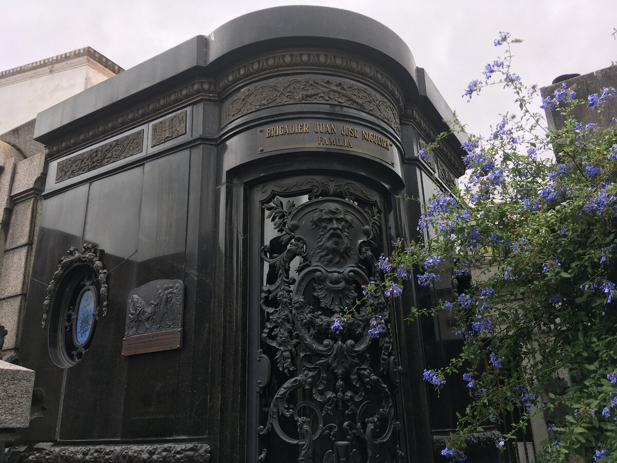 Кладбище Реколета: мрамор, золото, ковка, витражи 