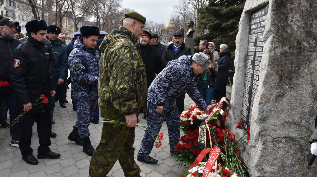 Участники митинга возложили венки и цветы к памятнику погибшим в Афганистане. Фото Светланы ОСЕЦКОЙ.