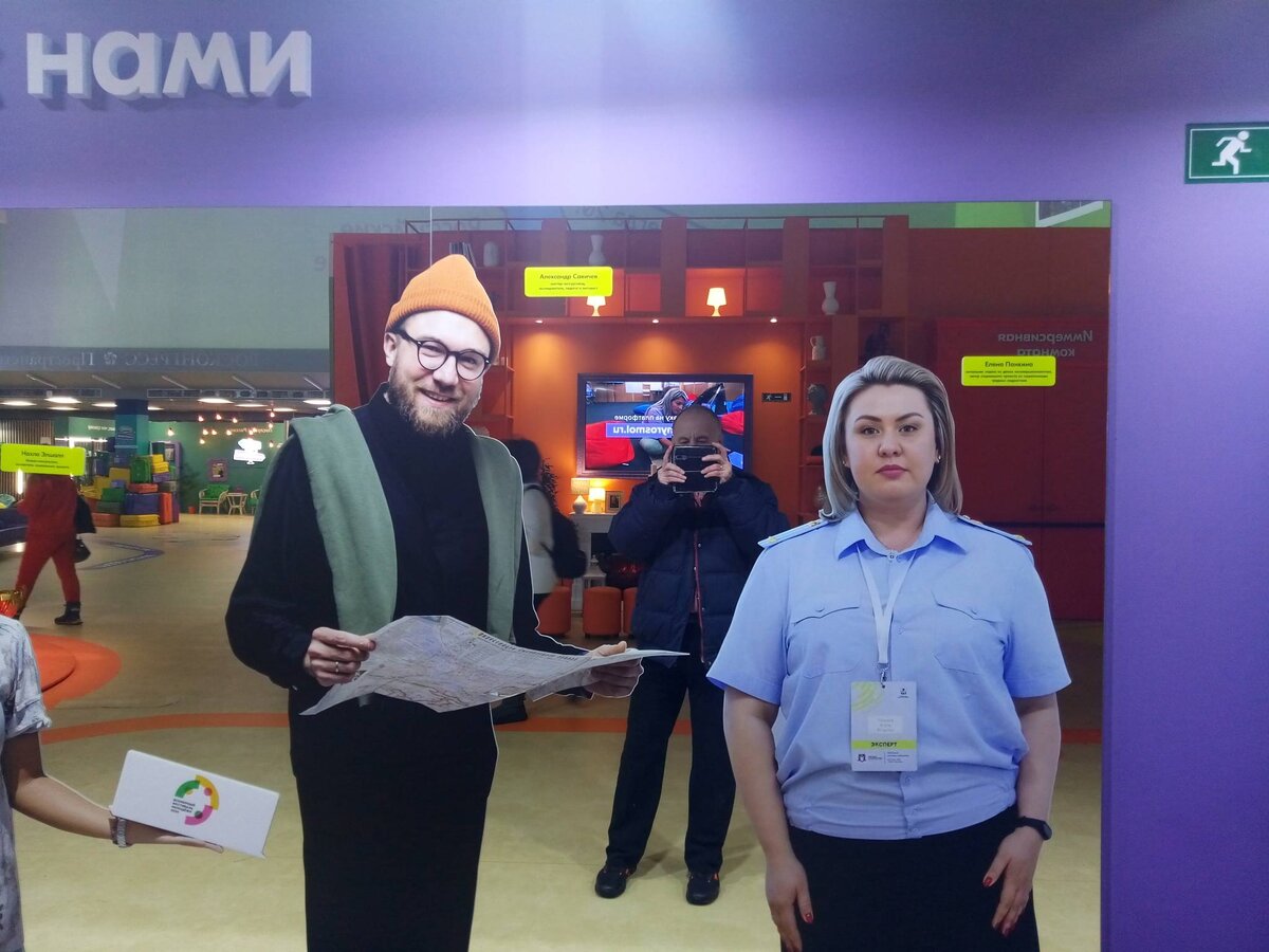 Интересно, сможете ли вы отличить на этой фотографии, сделанной в одном из павильонов ВДНХ, живых человеков от их копий?