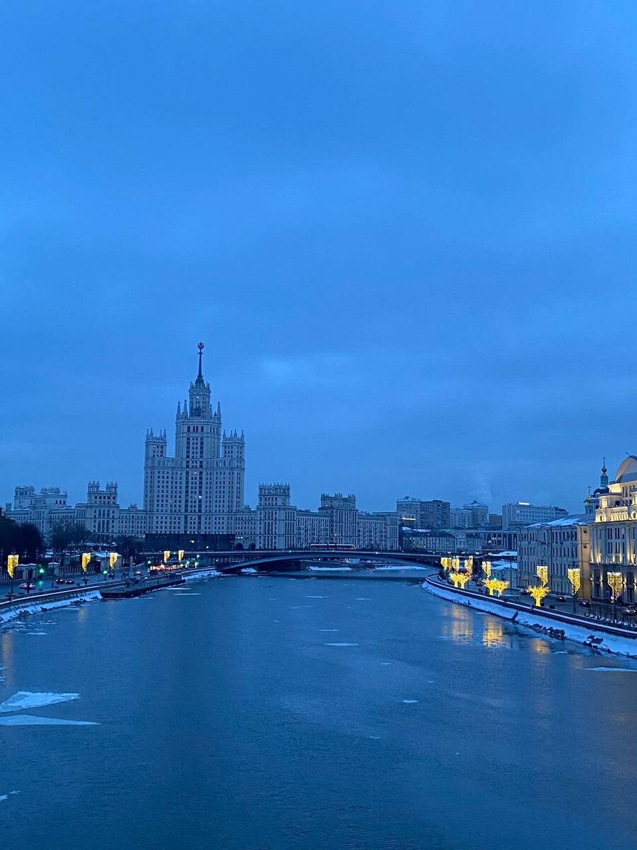 Москва зимой в моста в парке Зарядье