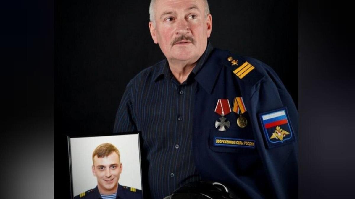    Юрий Уваров и потрет его сына. Фото: Telegram | t.me/fond_ZO_75