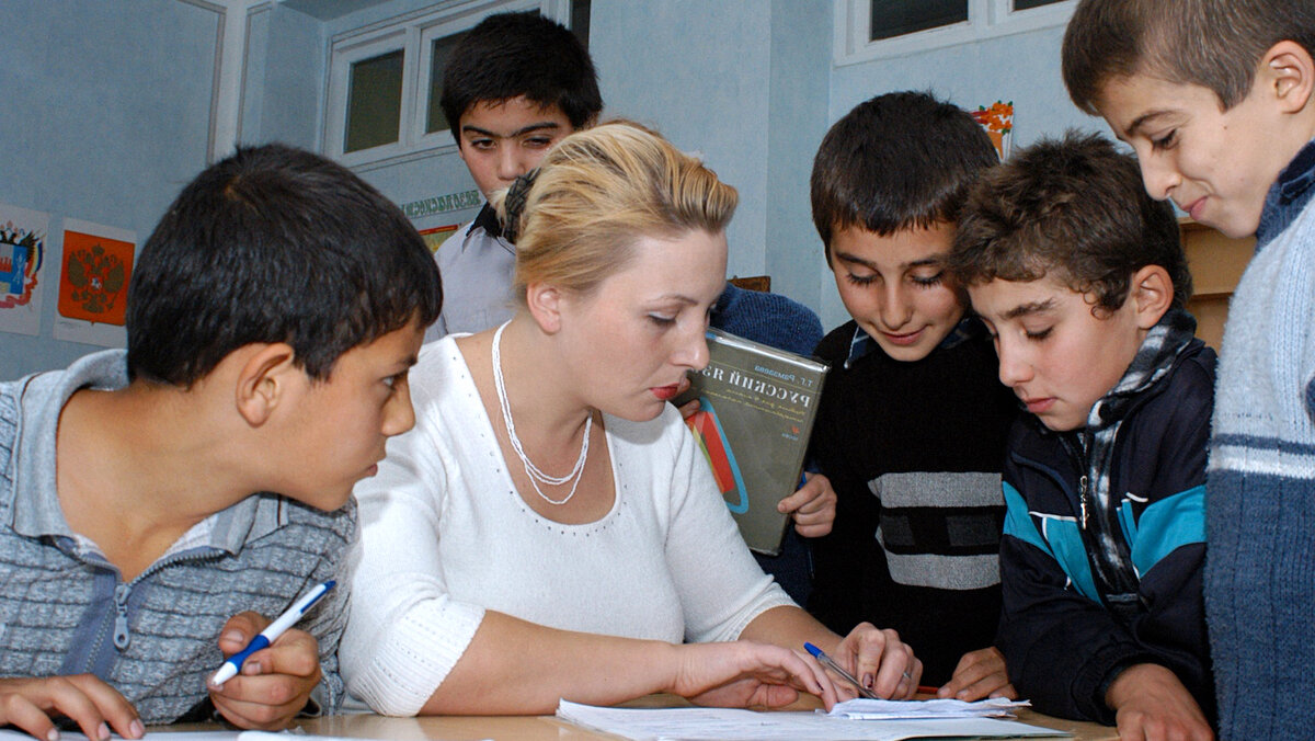 Учитель в школе занимается дополнительно с детьми мигрантов