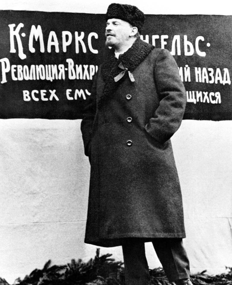 Уже на трибуне 7 ноября 1918 года.