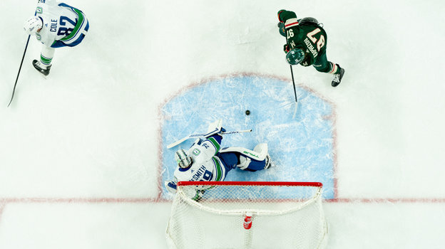    Кирилл Капризов атакует воротам Кейси Десмита в матче «Миннесота» — «Ванкувер» (10:7). USA Today Sports