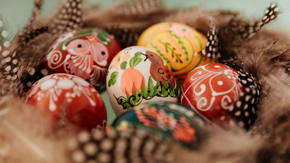 Яркие, нарядные, красивые яйца на Пасху: история, традиции и идеи окрашивания Почему на Пасху красят яйца? Когда возник этот обычай?