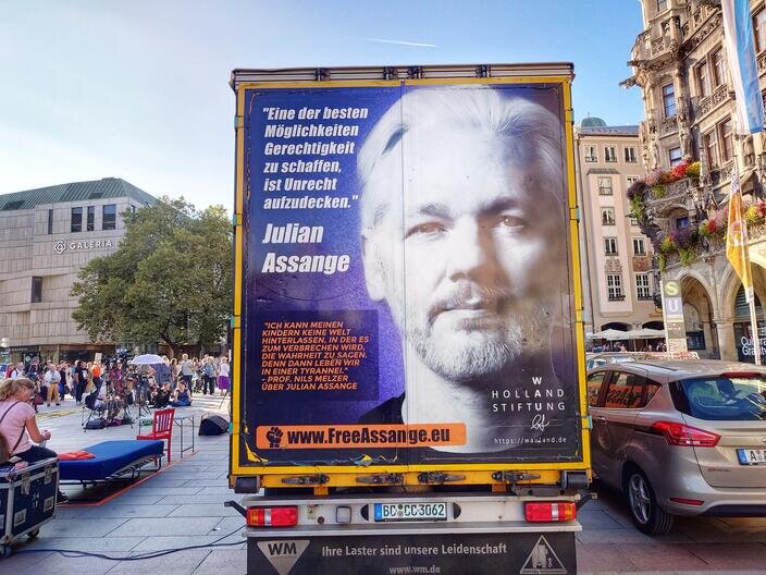 Кто «заказал» основателя WikiLeaks: на RTД состоялась премьера фильма «Я — Джулиан Ассанж»