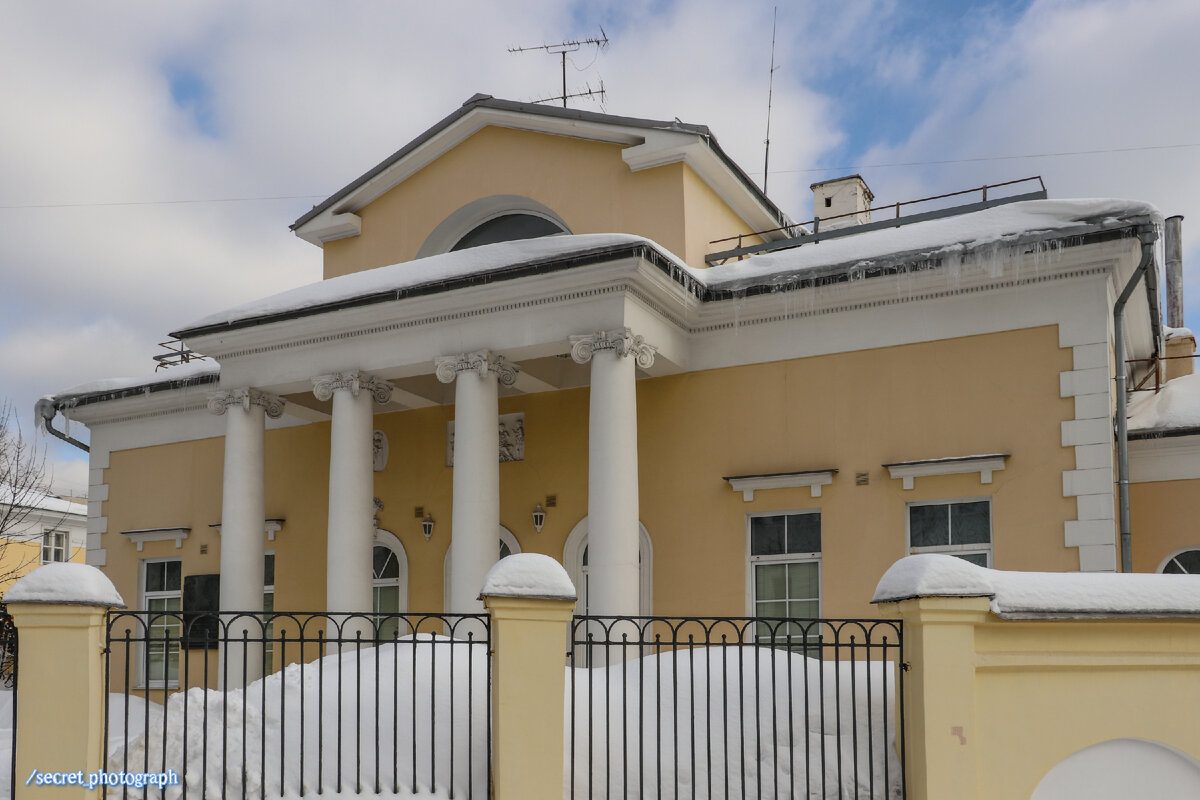 Дом с мезонином и памятником, или Пресс-бюро Службы внешней разведки в  особняке кондитеров Абрикосовых | Тайный фотограф Москвы | Дзен