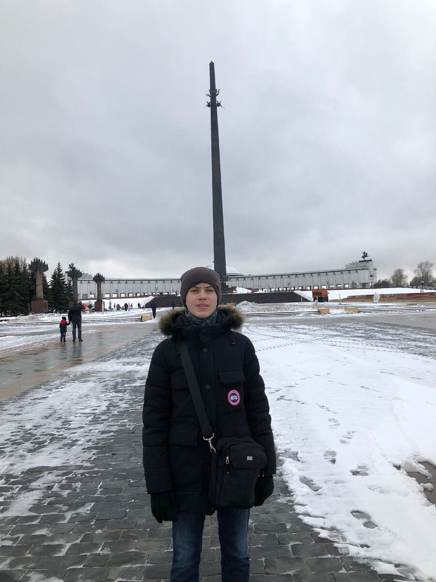 На заднем плане музей Победы. Фото автора.