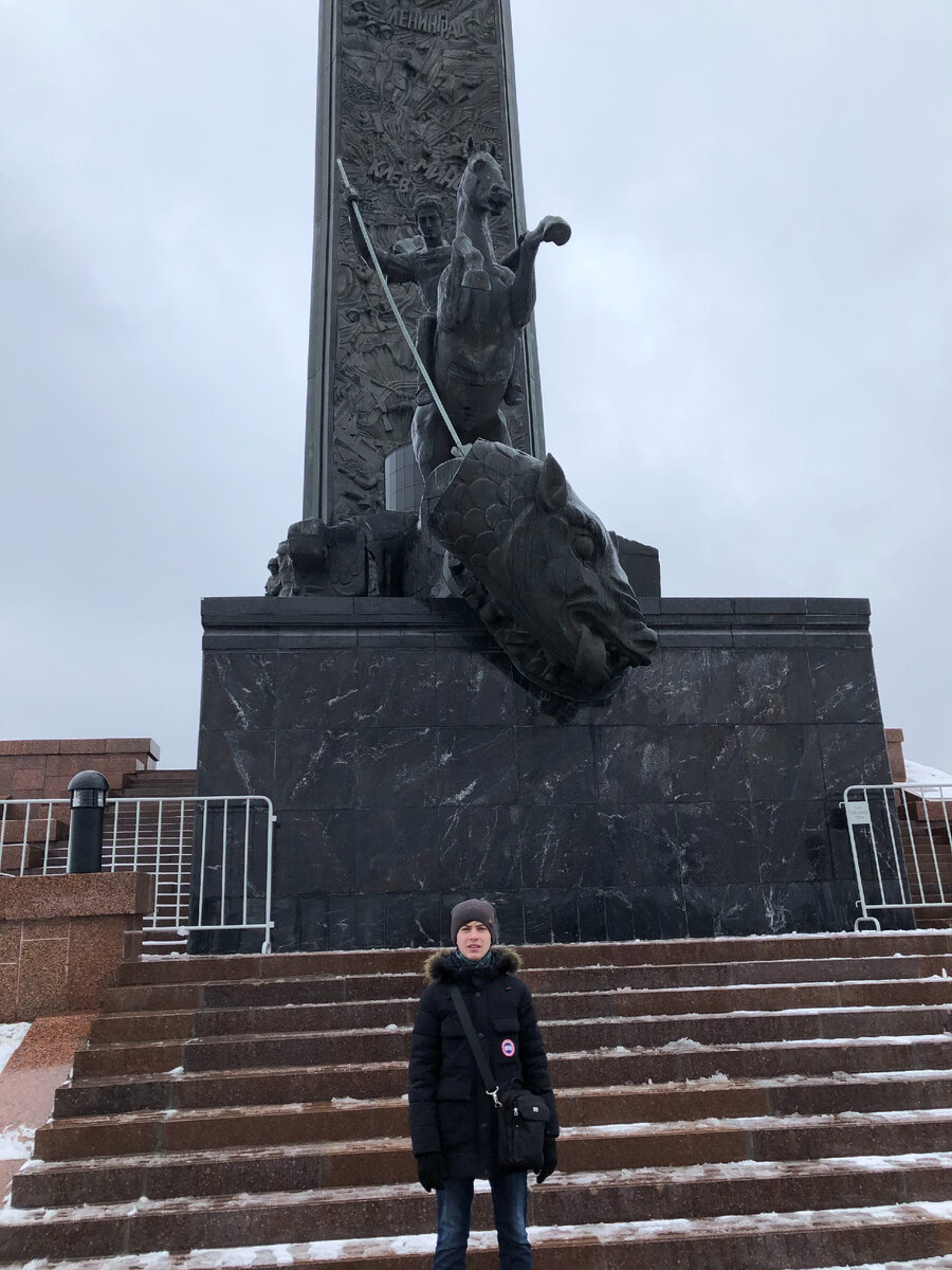 У подножия стелы. Фото автора.